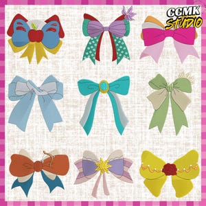 Puede incluir: Nueve lazos bordados coloridos en varios diseños. Los lazos presentan una variedad de colores, incluyendo azul, rosa, verde y amarillo. Algunos lazos tienen elementos decorativos como una mariposa o una rosa. La imagen incluye el texto "CCMK Studio".