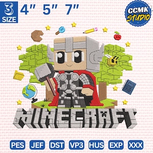 Puede incluir: Diseño bordado con un personaje pixelado de Thor de Minecraft, sosteniendo un martillo. El diseño incluye la palabra "MINECRAFT" y está rodeado de estrellas, árboles y elementos escolares. Disponible en tamaños de 7.6 cm, 10.2 cm, 12.7 cm y 17.8 cm.