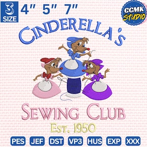 Puede incluir: Diseño bordado con los personajes de los ratones de Cenicienta, con el texto "Cinderella's Sewing Club Est. 1950". El diseño incluye opciones de tamaño de 10 cm, 13 cm y 18 cm de altura. La imagen también incluye el logotipo de CCMK Studio.