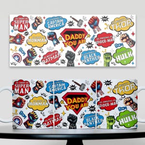 Puede incluir: Taza de cerámica blanca con un diseño colorido de superhéroes. El diseño incluye bocadillos de estilo cómic con frases como "Daddy You Are" y "As Smart As Superman". Una divertida idea para regalo.