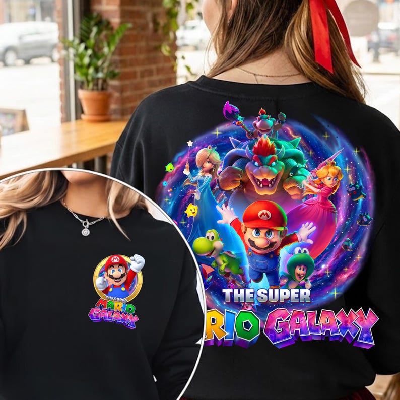 Pode incluir: Uma caneca de cer&acirc;mica branca com uma al&ccedil;a preta e o texto "But First, Coffee" em negrito preto. A caneca est&aacute; sobre uma superf&iacute;cie de madeira. A caneca tem aproximadamente 10 cm de altura.