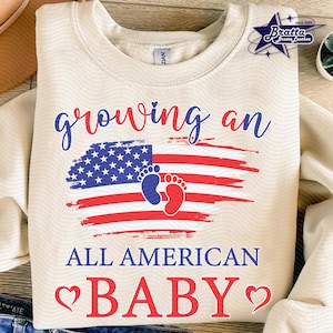 アメリカンベビーを育てるPNG画像、7月4日の妊娠を祝う面白いTシャツデザイン、夏の妊娠発表PNG画像、愛国心あふれる新米ママパパPNG画像