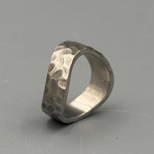 Curved Hammered finish Titanium Wedding ring band for men and women, Gift for him, Wedding Titanium Hammered Band, Anniversary gift for him