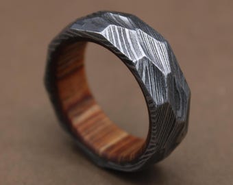 Anillo de acero de Damasco: incrustaciones de madera exótica de wengué, banda de 8 mm