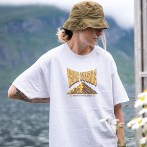 Pensa fuori dagli schemi *Nessuna scatola richiesta* T-shirt, maglietta divertente per escursioni sulla natura, regalo retrò per avventure all'aria aperta, maglietta grafica per campeggio Sunshine Mountains