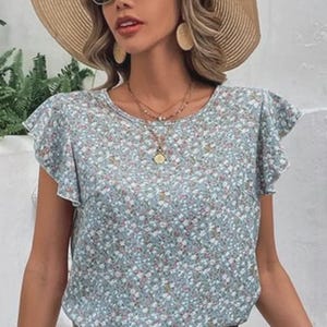 Ruffled Sleeve Floral Blouse – Lightweight Summer Top for Women, Casual Chic Look, Soft Fabric, Great with Jeans or Skirts