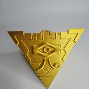 Rompecabezas del Milenio de Yu-Gi-Oh – Monstruos de Duelo: Objeto del Milenio – Rompecabezas Dorado Antiguo del Faraón Atem – Coleccionable icónico del anime – Accesorio de exhibición
