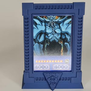 Expositor de cartas de pie azules – Edición Obelisco – Marco decorativo 3D para cartas de anime – Pieza de colección llamativa y elegante – Tarjeta adicional