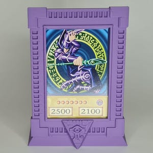 Lila Kartenset – Dark Magician Edition – inklusive gerahmter Spellcaster Karte – Premium 3D Stand + Karte – Sammlerstück