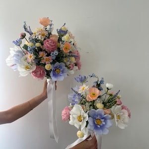 造花ウェディングブーケセット | パステルカラーのフェイクブライダルブーケ（蘭、ブライズメイドフラワー、ボタンホール付き） | 記念品シルクフラワー