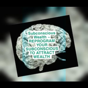 Puede incluir: Imagen de un cerebro estilizado con el texto: "Subconscious Wealth ~ REPROGRAM YOUR SUBCONSCIOUS TO ATTRACT WEALTH." El cerebro es gris claro sobre un fondo negro, con texto turquesa. La imagen está en ángulo.