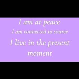 Puede incluir: Gr&aacute;fico motivacional con el texto "I am at peace, I am connected to source, I live in the present moment" en fuente blanca sobre un fondo morado claro. El fondo es negro.