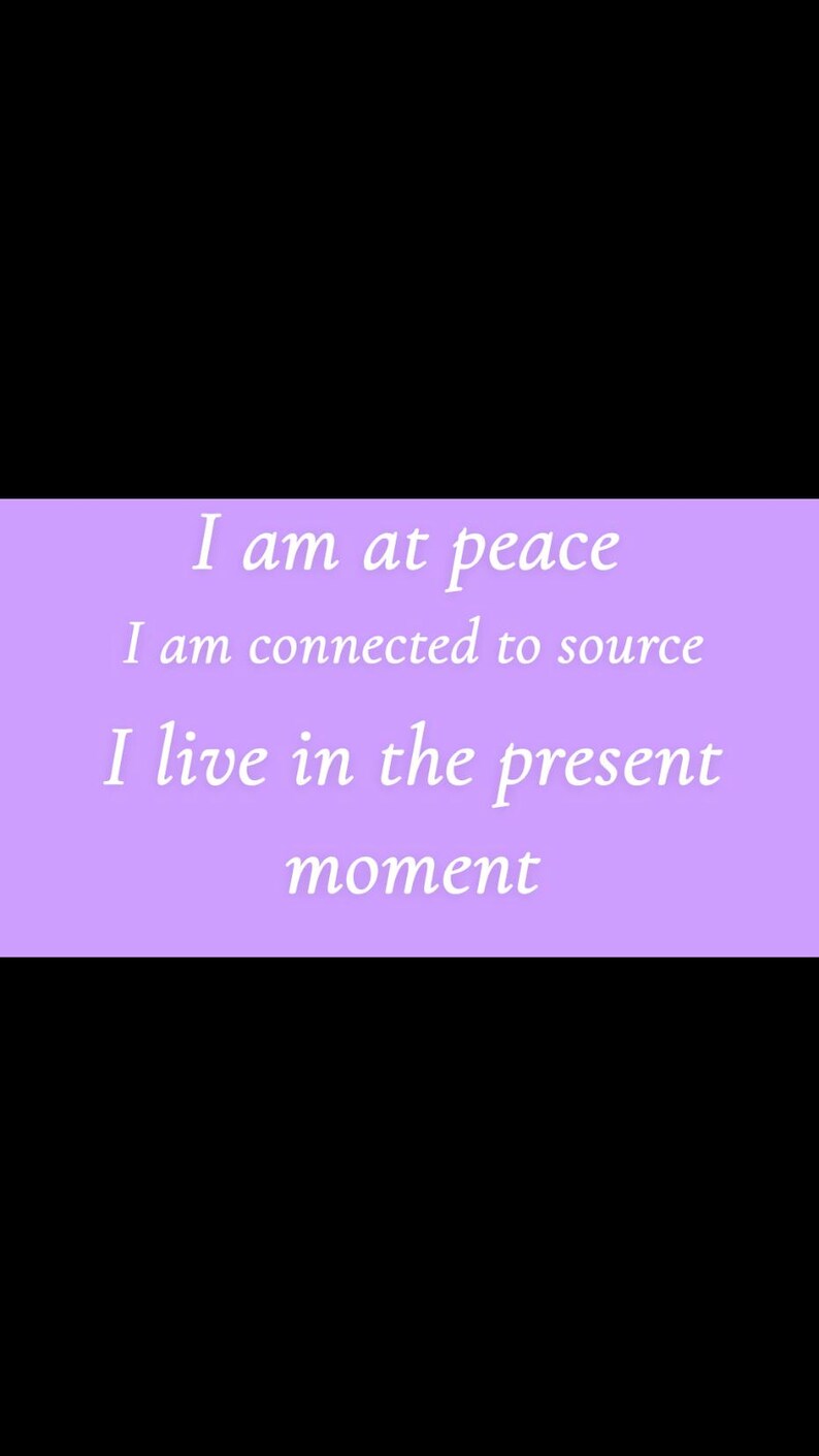 Puede incluir: Gr&aacute;fico motivacional con el texto "I am at peace, I am connected to source, I live in the present moment" en fuente blanca sobre un fondo morado claro. El fondo es negro.