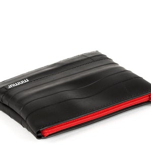 Bolsa para cámara de aire reciclada con cremallera roja. Monedero vegano hecho a mano en Italia. Cartera de ciclismo de regalo.