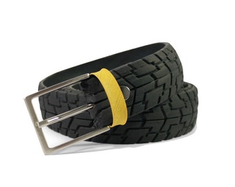 Ceinture de pneu recyclée. Ceinture végétalienne pour homme. Couleur noire avec boucle jaune. Idée cadeau pour les amateurs de vélo.