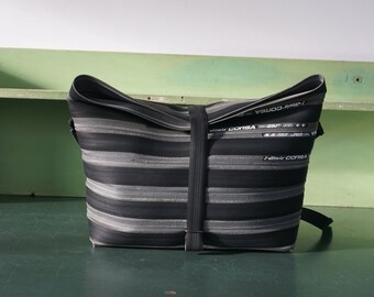 Messenger Bag gemaakt van gerecyclede fietsbanden. Handgemaakte design messengertas. Uniek. Veganistische schoudertas.