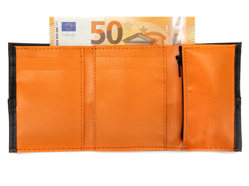 Pequeña cartera de hombre en negro y naranja con banda elástica y monedero, hecha a mano con cámaras de bicicleta recicladas. imagen 4