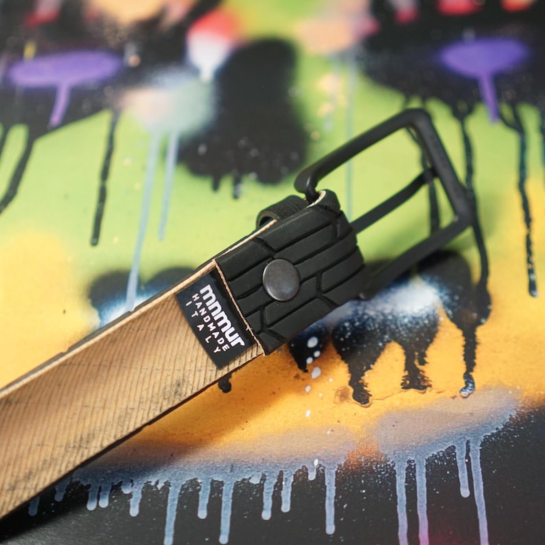 Black belt made from recycled bike tyre. Black buckle.