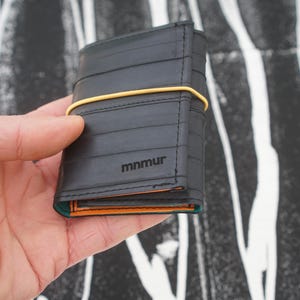 Recycled Bike Tube Trifold Geldbörse, Gelber elastischer Verschluss, schlanker Kartenhalter Bild 1