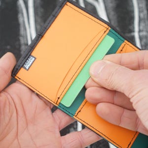 Recycled Bike Tube Trifold Geldbörse, Gelber elastischer Verschluss, schlanker Kartenhalter Bild 4