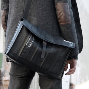 Sac à bandoulière, sac messager, sac pour ordinateur portable, sac de banlieue, sac de vélo, unisexe. Fabriqué à la main en Italie à partir d'une chambre à air recyclée. Idée cadeau pour lui.
