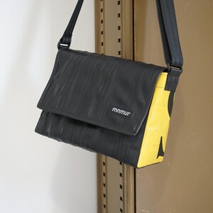 Bolso bandolera pequeño. Bolso impermeable fabricado con cámaras de bicicleta recicladas. Bolso bandolera vegano. Bolso para ir al trabajo. Bolso para ciclistas. Viajes urbanos. Vida en la ciudad
