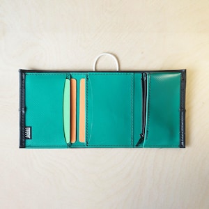 Cartera tríptico de lona de camión reciclada, tarjetero delgado, hecha a mano en Italia.