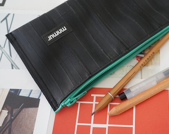 Trousse fabriquée à partir de chambres à air de vélo recyclées avec fermeture éclair verte. Durable, imperméable, recyclé. Idée cadeau architecte.