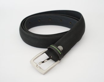 Recycled tire belt handmade in Italy. Black with green detail on the loop. Belt for men. Gift for cyclist.