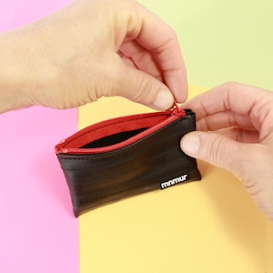 Monedero con cremallera roja. Pequeño compartimento para tarjetas y monedas, hecho a mano en Italia. Ideal para regalar a los amantes de la bicicleta. Hecho con cámara de bicicleta.