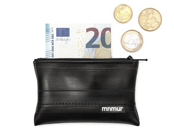 Petite pochette zippée noire fabriquée à partir de chambre à air de vélo recyclée. Porte-monnaie végétalien. Dimensions : 10 x 6 cm (3,9 po x 2,3 po).
