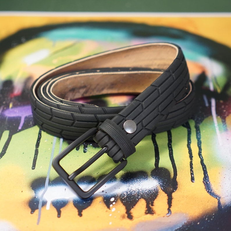 Black belt made from recycled bike tyre. Black buckle.