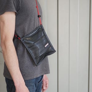 Vegane Crossbody Sling Bag – Hergestellt aus recycelten Fahrrad-Innenschläuchen – Wasserdichte Reisetasche Handmade in Italy