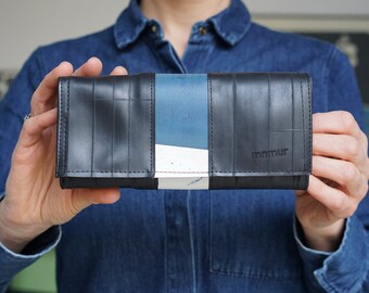 Schwarze und grüne handgefertigte Damenbrieftasche aus recyceltem Fahrradschlauch, passend für Banknoten, Telefon und Dokumente.