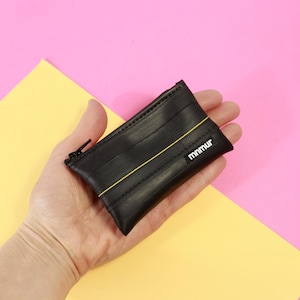 Monedero de cámara de aire reciclada con una vibrante línea amarilla. Pequeño compartimento para tarjetas y monedas, hecho a mano en Italia.
