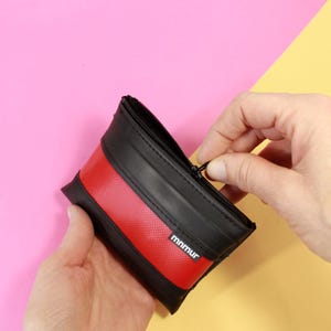 Pochette chambre à air recyclée avec bande rouge. Porte-monnaie végétalien fait main en Italie. Cadeau portefeuille vélo.