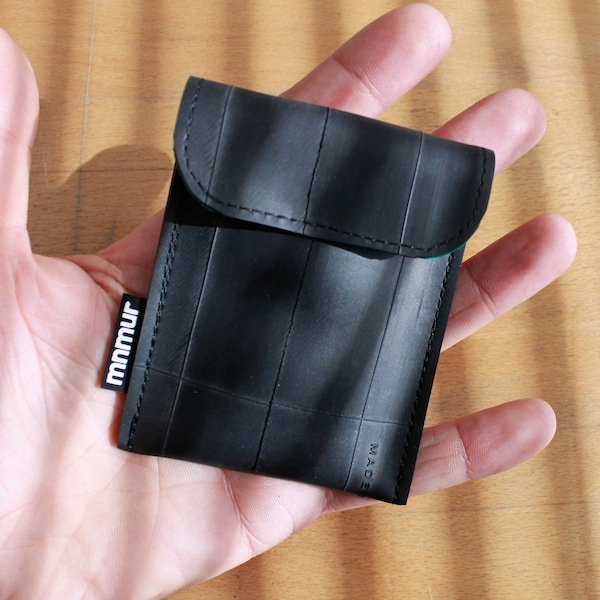 Petit portefeuille fabriqué à partir de chambres à air recyclées. Fabriqué à la main avec soin en Italie.
