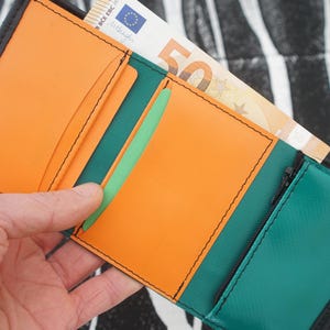 Recycled Bike Tube Trifold Geldbörse, Gelber elastischer Verschluss, schlanker Kartenhalter Bild 3