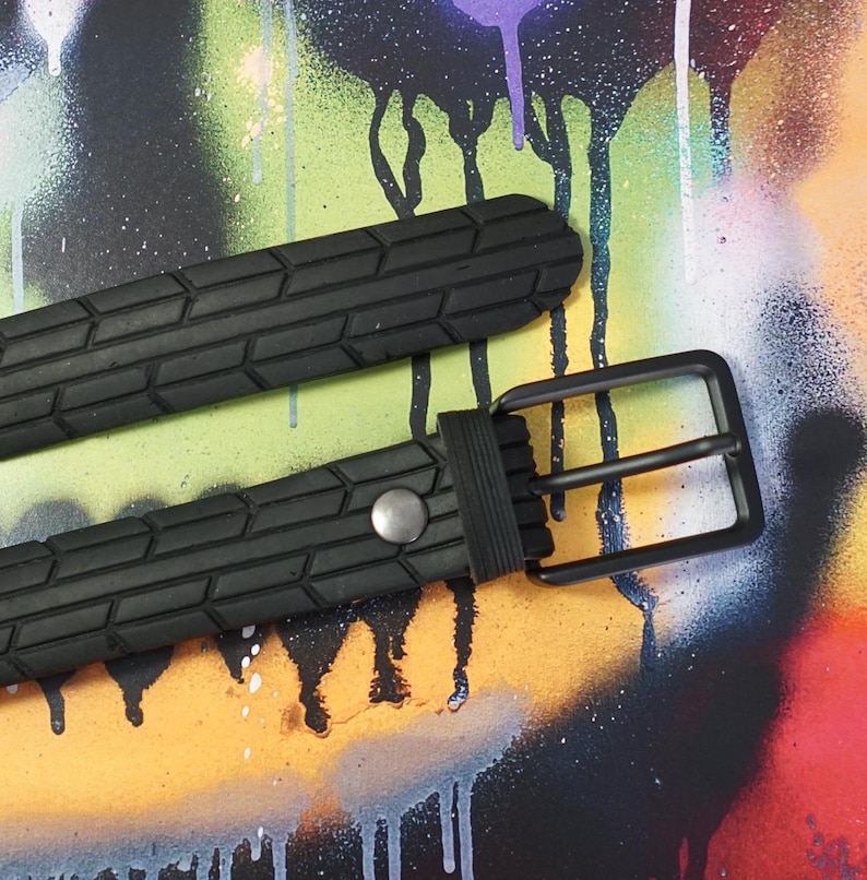 Black belt made from recycled bike tyre. Black buckle.
