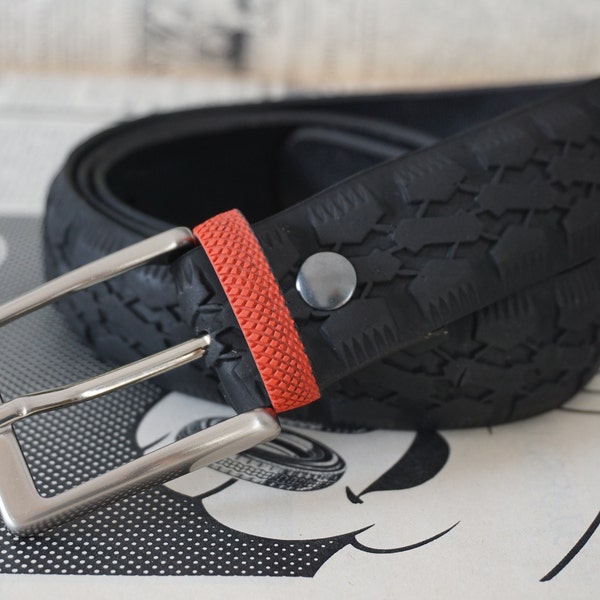 Ceinture noire pour homme fabriquée à la main en Italie à partir de pneus de vélo recyclés.