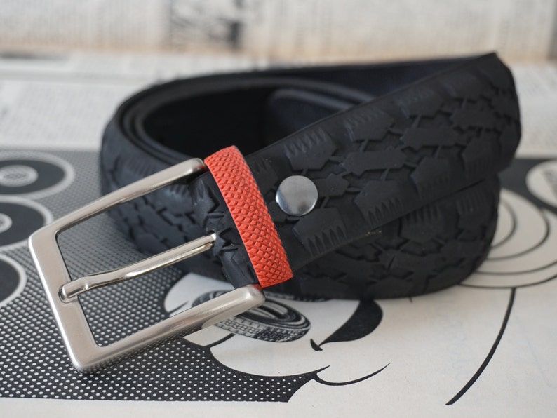 Ceinture noire pour homme fabriquée à la main en Italie à partir de pneus de vélo recyclés. image 1