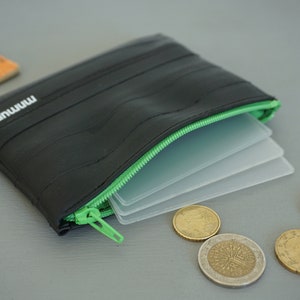 Porte-monnaie avec fermeture éclair verte très joliment fabriqué à partir de chambre à air recyclée. Portefeuille zippé pour pièces de monnaie, cartes et billets de banque.