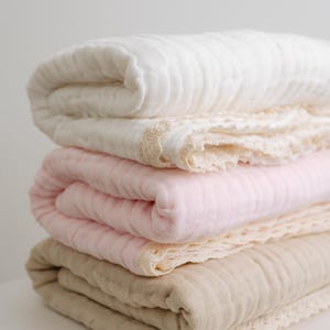 Babydecke aus Bio-Baumwolle mit Spitze, Neutraler Musselin-Swaddle, weiche und atmungsaktive Erbstück-Babydecke, Neugeborenen-Geschenk