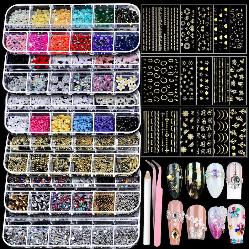 Op de afbeelding: Een verzameling nail art benodigdheden, waaronder strass steentjes, glitter en nail art stickers, georganiseerd in doorzichtige plastic containers. Ook inbegrepen zijn nail art tools en voorbeelden van afgewerkte nail designs.