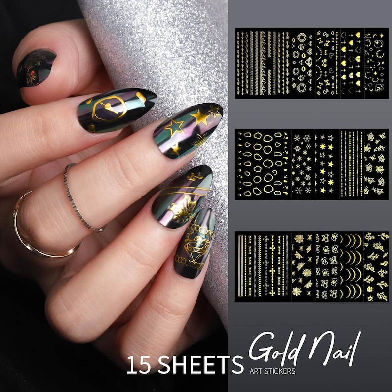 Op de afbeelding: Zwarte nagellak met gouden nail art stickers. De stickers hebben verschillende ontwerpen, waaronder sterren, lijnen en geometrische vormen. De afbeelding toont ook een hand met een zilveren ring en de tekst "15 SHEETS Gold Nail ART STICKERS."