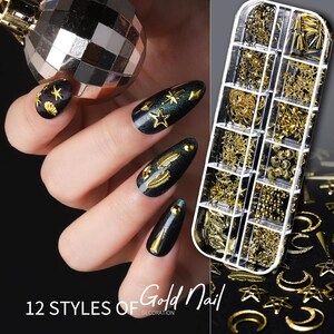 Op de afbeelding: Zwarte nagellak met gouden nail art, inclusief sterren, veren en studs. Een doorzichtige plastic organizer toont diverse gouden nageldecoraties. De tekst luidt "12 Styles of Gold Nail Decoration."