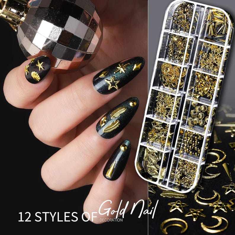 Op de afbeelding: Zwarte nagellak met gouden nail art, inclusief sterren, veren en studs. Een doorzichtige plastic organizer toont diverse gouden nageldecoraties. De tekst luidt "12 Styles of Gold Nail Decoration."