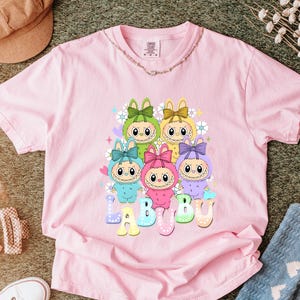 Camiseta Labubu, linda camiseta con dibujos de muñecas, camiseta kawaii con personajes de Labubu, colorida camiseta estilo anime chibi, amigos a juego