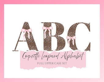 Alfabeto de leopardo coqueto PNG, letras de leopardo con lazo rosa, clipart ABC mayúscula, conjunto de monogramas con estampado de guepardo femenino.