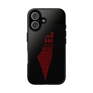 Kostenlose Palästina-Telefonhülle – Rotes Tatreez-Kartendesign auf Schwarz | Palästinensische Kulturerbekunst | Widerstandsgeschenk | Stickmuster aus dem Nahen Osten
